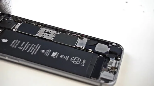 Odklop kovinskega držala konektorja baterije