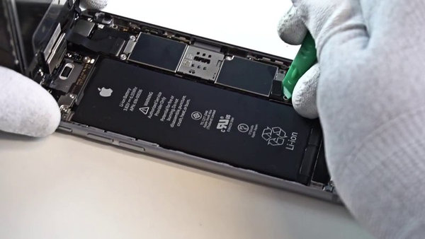 Odklop konektorja baterije